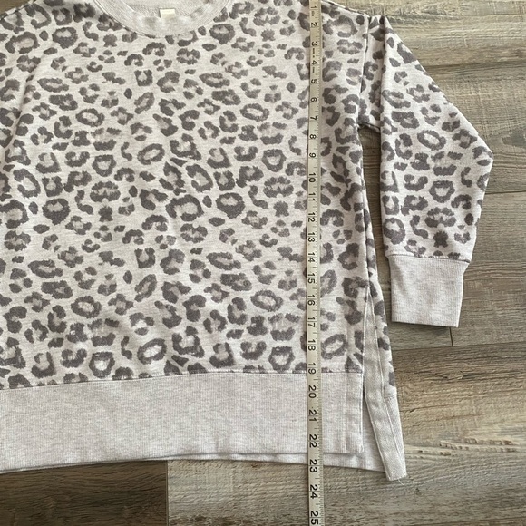 GreenTea Small Gray Leopard Animal Print Split Hem Pullover Casual Sweater - Picture 8 of 9